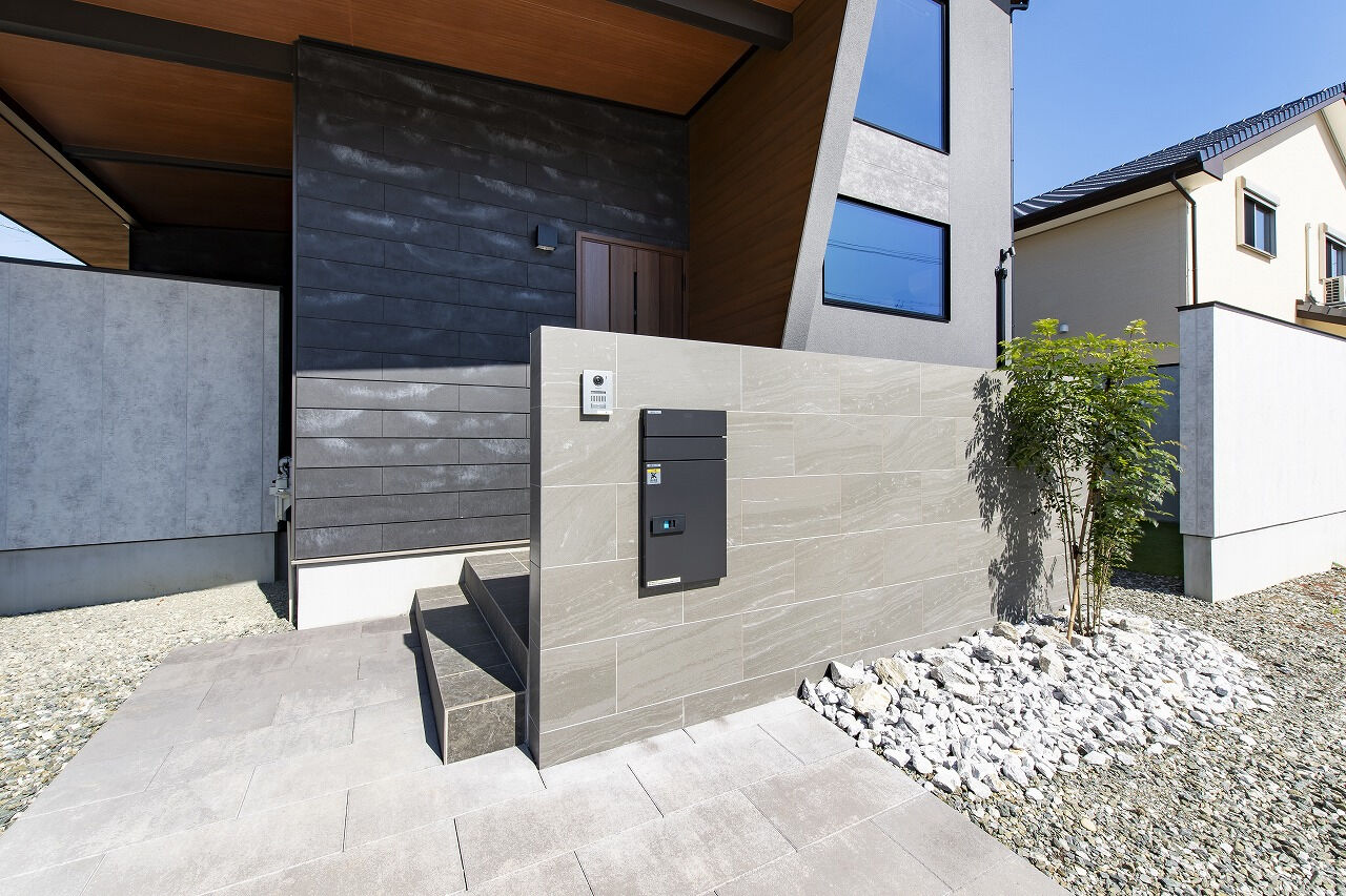 トーリンホーム 【30坪台/吹抜け/オープン階段/ホームジム/プライベートテラス】視線は遮って、光は取り入れた住まいの建築実例画像2