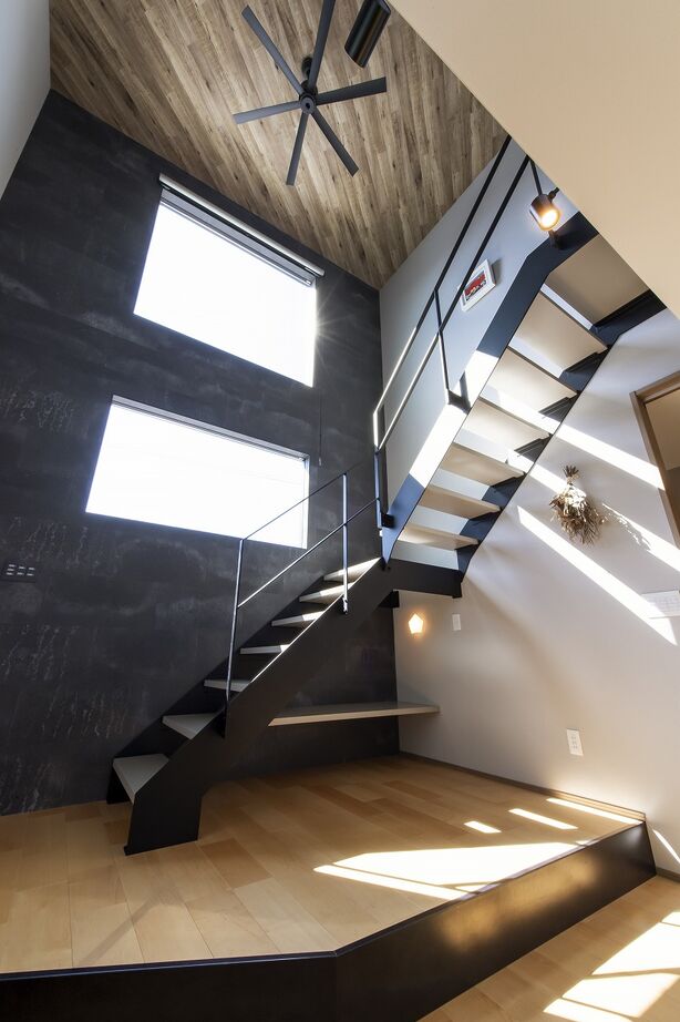 トーリンホーム 【30坪台/吹抜け/オープン階段/ホームジム/プライベートテラス】視線は遮って、光は取り入れた住まいの建築実例画像3