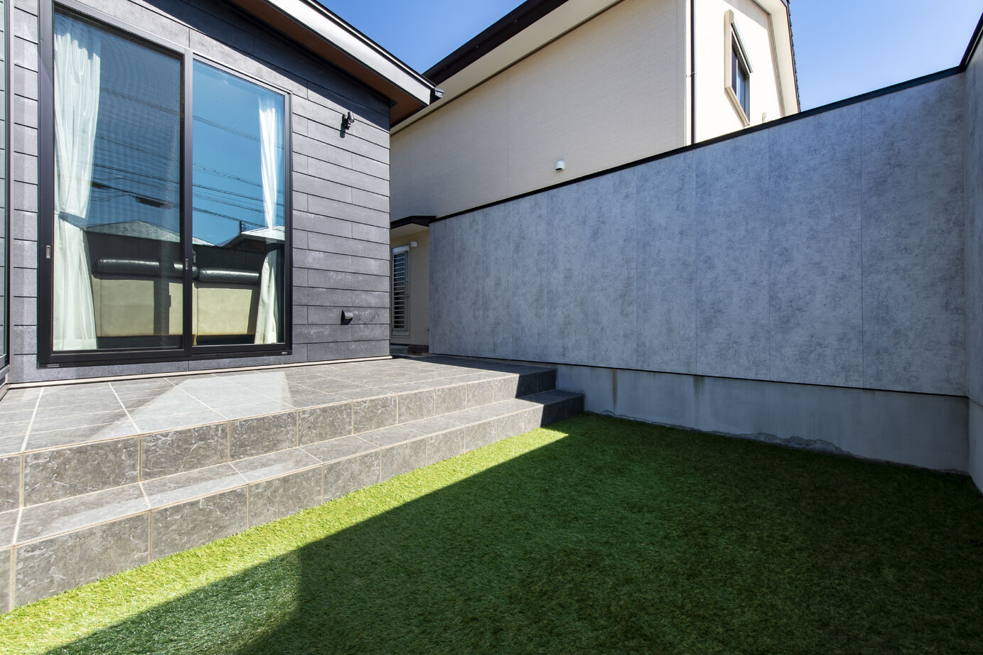 トーリンホーム 【30坪台/吹抜け/オープン階段/ホームジム/プライベートテラス】視線は遮って、光は取り入れた住まいの建築実例画像9