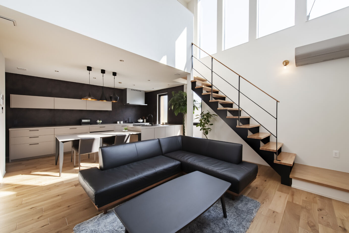 トーリンホーム 【33坪/吹抜/オープン階段/回遊動線/プライベートテラス】プライベートと開放感のいいとこどりした家の建築実例画像2