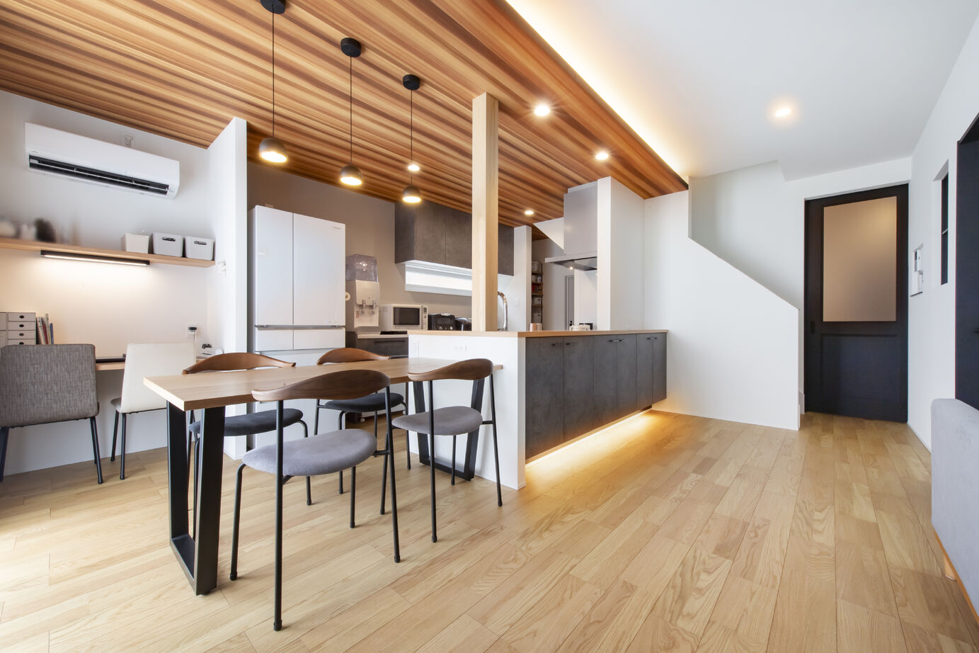 トーリンホーム 【36坪/折下天井/畳スペース/ピアノスペース/間接照明/4LDK】木目天井が映える上質な家の建築実例画像3