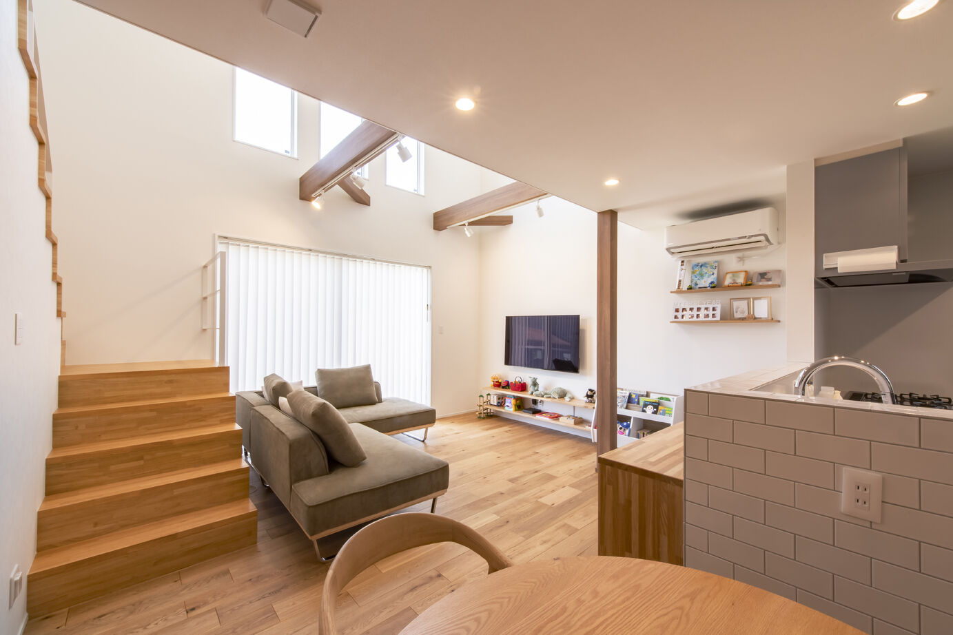 トーリンホーム 【32坪/梁見せ/吹抜/オープン階段/3LDK】白と木がやさしく調和する家の建築実例画像3