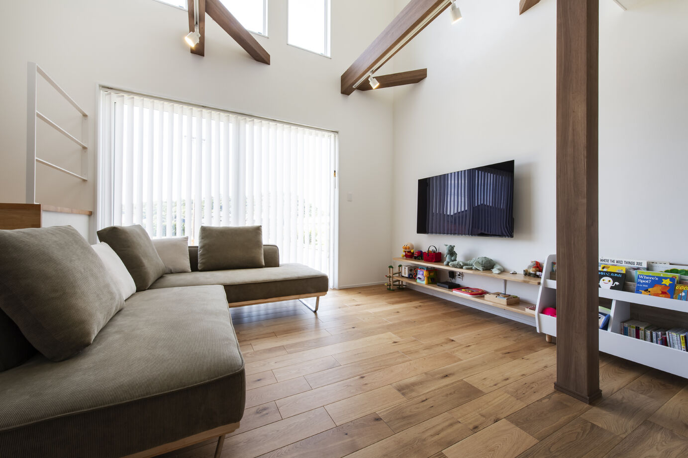 トーリンホーム 【32坪/梁見せ/吹抜/オープン階段/3LDK】白と木がやさしく調和する家の建築実例画像4