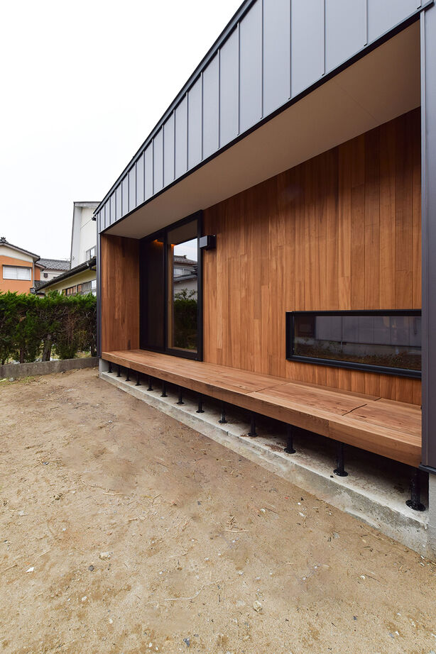 DETAIL HOME（ディテールホーム） 縁側のようなウッドデッキ、庭とつなぐ広縁のある住まいの建築実例画像2