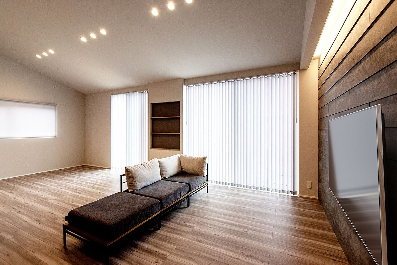 DETAIL HOME（ディテールホーム） 【家事ラク】勾配天井の大空間LDKと庭を繋ぐくつろぎの家の建築実例画像2