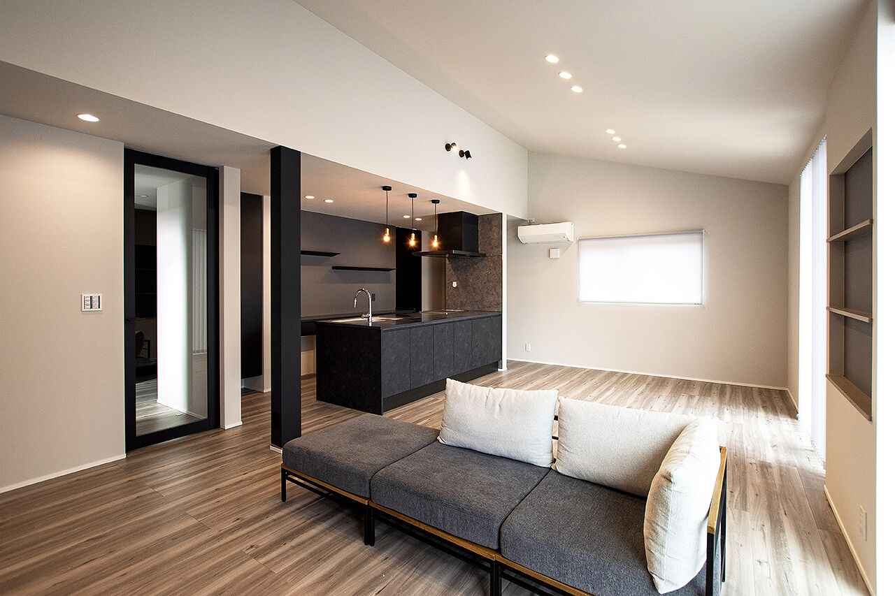 DETAIL HOME（ディテールホーム） 【家事ラク】勾配天井の大空間LDKと庭を繋ぐくつろぎの家の建築実例画像4