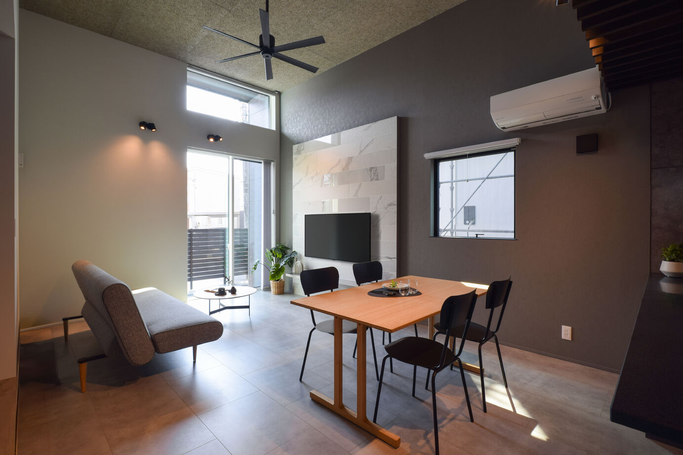 DETAIL HOME（ディテールホーム） 3.7mの天井高が生む開放感と快適動線の家の建築実例画像2