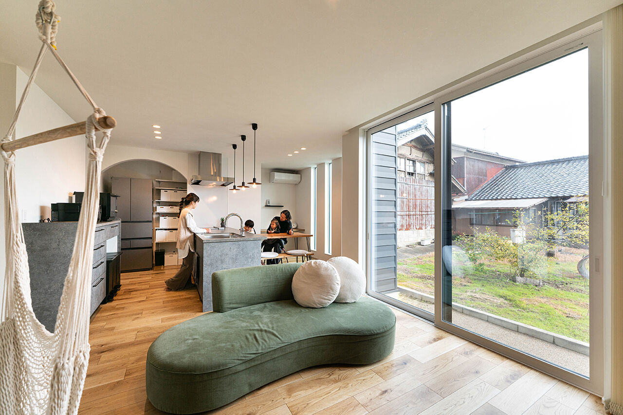 DETAIL HOME（ディテールホーム） 窓をなくした正面デザインと開放的な住空間のスクエアハウスの建築実例画像2