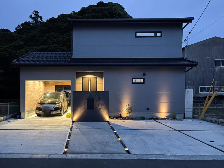 ユニバーサルホーム（福岡マリナ通り店、福岡南店、宗像店、唐津店） 【2,000万円台/40坪台】　ビルトインガレージ付き！木の雰囲気を楽しめる住宅の建築実例画像2