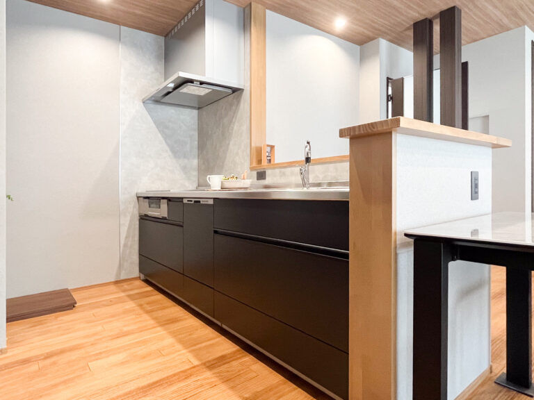 ユニバーサルホーム（福岡マリナ通り店、福岡南店、宗像店、唐津店） 【2,000万円台/40坪台】　ビルトインガレージ付き！木の雰囲気を楽しめる住宅の建築実例画像5