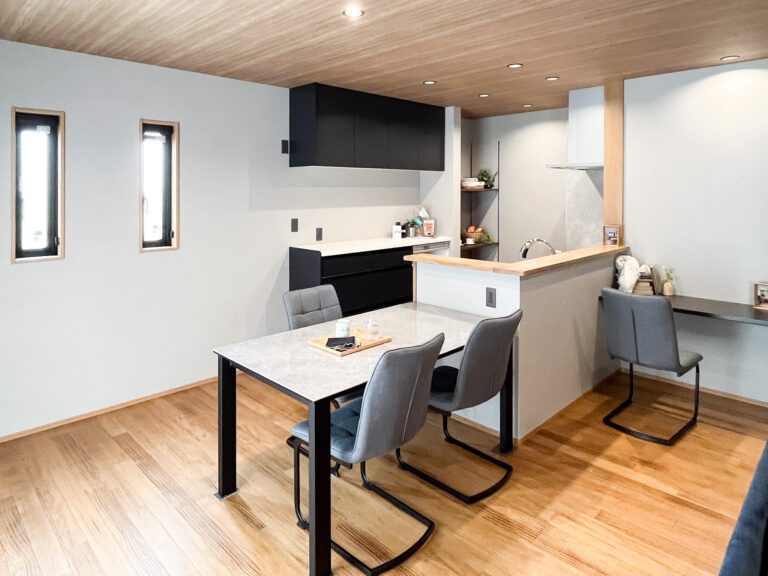 ユニバーサルホーム（福岡マリナ通り店、福岡南店、宗像店、唐津店） 【2,000万円台/40坪台】　ビルトインガレージ付き！木の雰囲気を楽しめる住宅の建築実例画像6