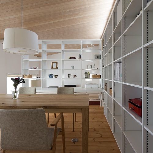 アートホーム 【A-prot】｜千歳市/４LDK｜魅せる収納。坂道をモチーフに間取りが計画された白く美しい家の建築実例画像1