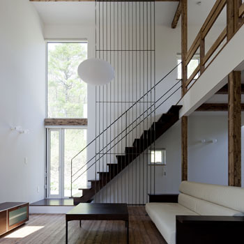 アートホーム 【A-prot】｜千歳市/３LDK｜２階まで届く大きな窓は雑木林が借景。敷地の特徴が活かされた家の建築実例画像1