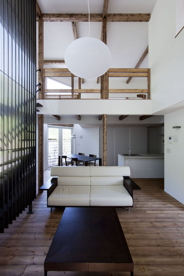 アートホーム 【A-prot】｜千歳市/３LDK｜２階まで届く大きな窓は雑木林が借景。敷地の特徴が活かされた家の建築実例画像2