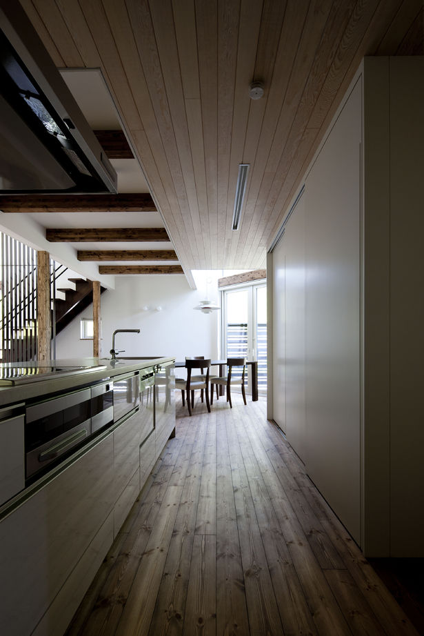 アートホーム 【A-prot】｜千歳市/３LDK｜２階まで届く大きな窓は雑木林が借景。敷地の特徴が活かされた家の建築実例画像3