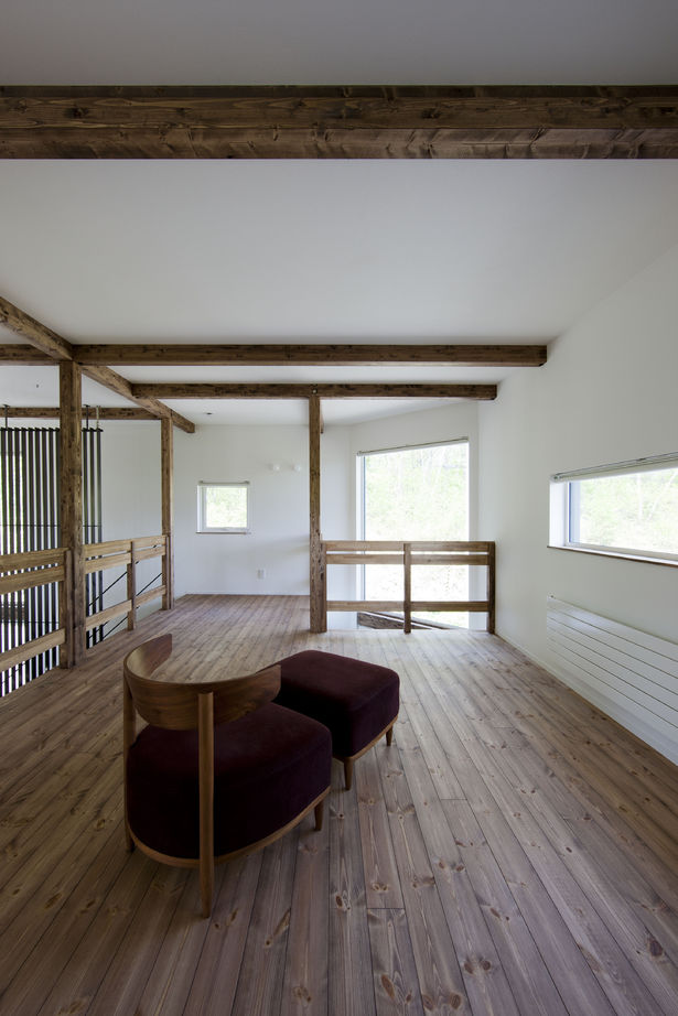 アートホーム 【A-prot】｜千歳市/３LDK｜２階まで届く大きな窓は雑木林が借景。敷地の特徴が活かされた家の建築実例画像4