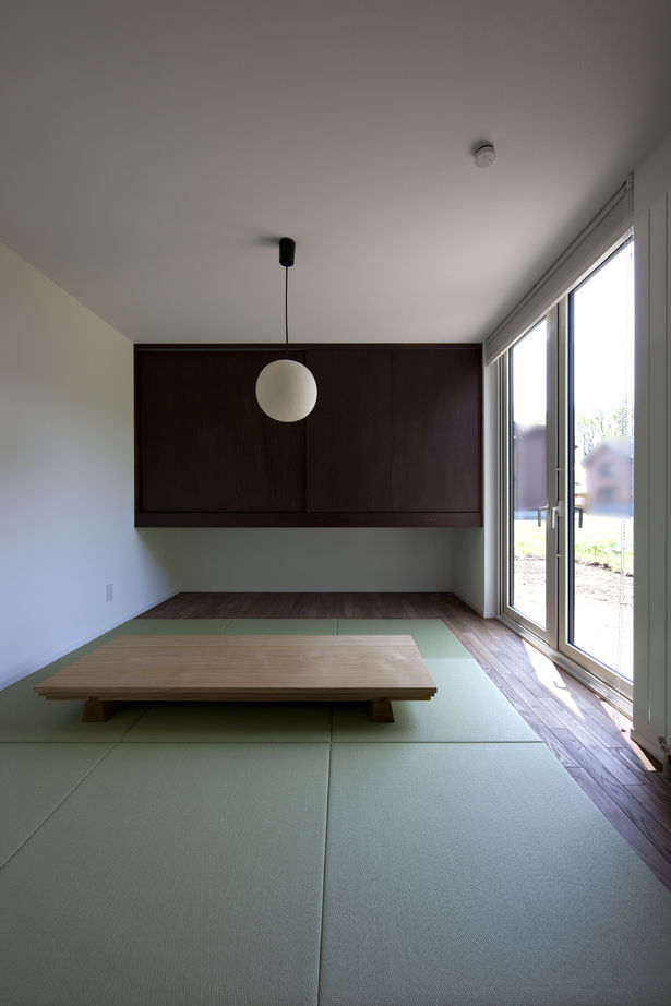 アートホーム 【A-prot】｜千歳市/３LDK｜２階まで届く大きな窓は雑木林が借景。敷地の特徴が活かされた家の建築実例画像5