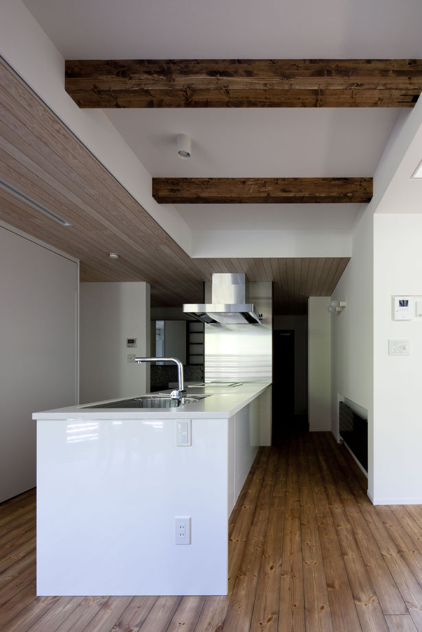 アートホーム 【A-prot】｜千歳市/３LDK｜２階まで届く大きな窓は雑木林が借景。敷地の特徴が活かされた家の建築実例画像6