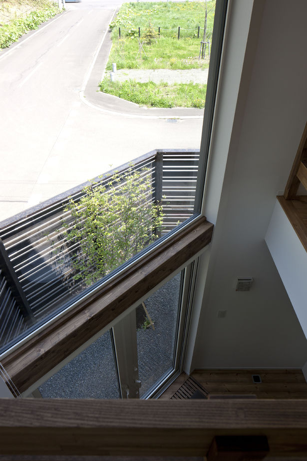 アートホーム 【A-prot】｜千歳市/３LDK｜２階まで届く大きな窓は雑木林が借景。敷地の特徴が活かされた家の建築実例画像7