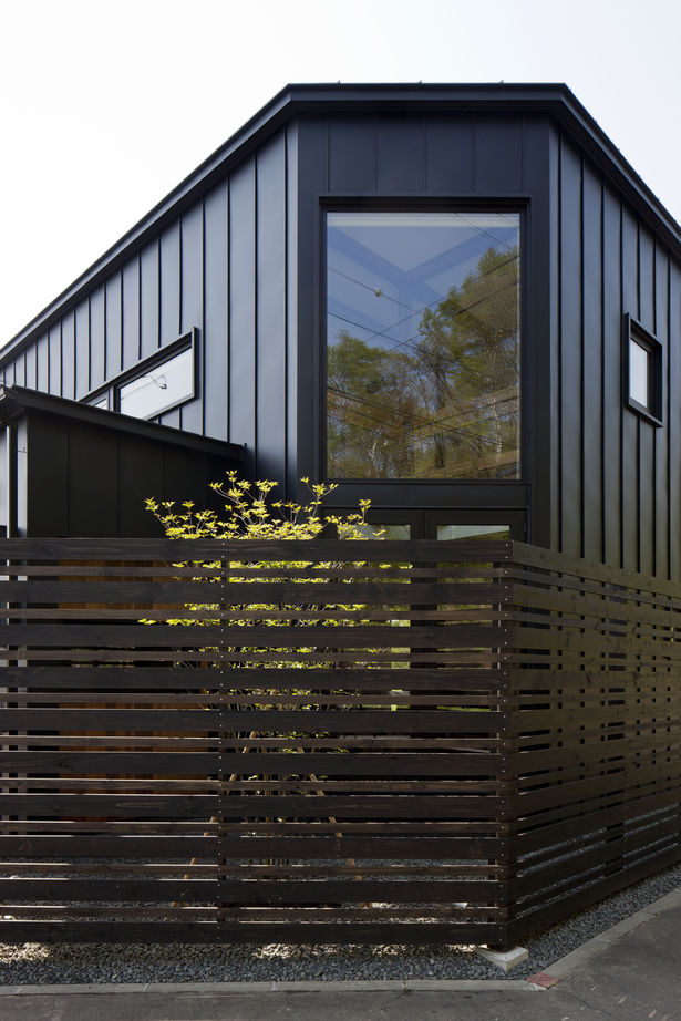 アートホーム 【A-prot】｜千歳市/３LDK｜２階まで届く大きな窓は雑木林が借景。敷地の特徴が活かされた家の建築実例画像8