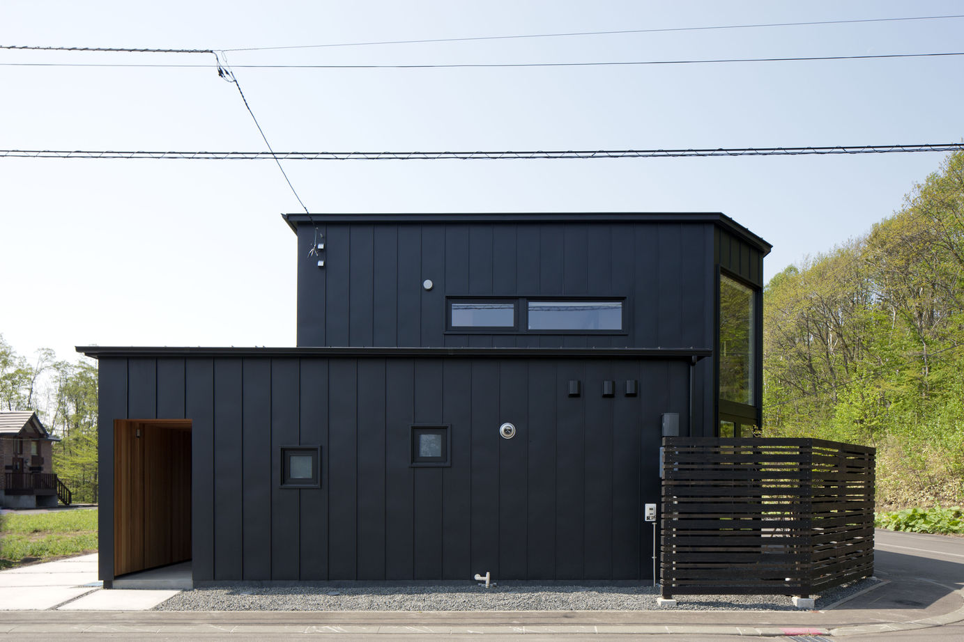 アートホーム 【A-prot】｜千歳市/３LDK｜２階まで届く大きな窓は雑木林が借景。敷地の特徴が活かされた家の建築実例画像9