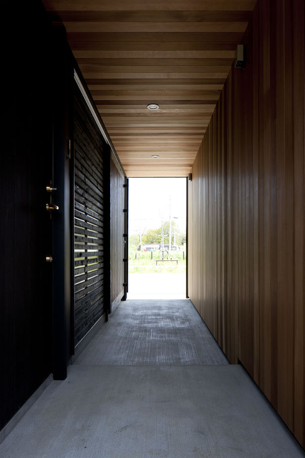 アートホーム 【A-prot】｜千歳市/３LDK｜２階まで届く大きな窓は雑木林が借景。敷地の特徴が活かされた家の建築実例画像10