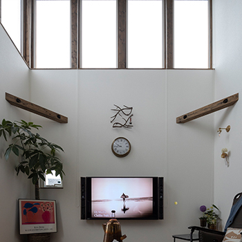 アートホーム 【mini prot Basic】｜札幌市/３LDK｜リビングの吹抜けと７連窓の開放感［タイプと間取選択・規格化住宅］の建築実例画像3