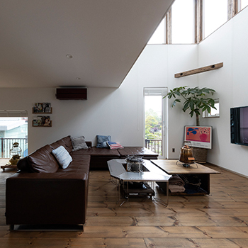 アートホーム 【mini prot Basic】｜札幌市/３LDK｜リビングの吹抜けと７連窓の開放感［タイプと間取選択・規格化住宅］の建築実例画像4