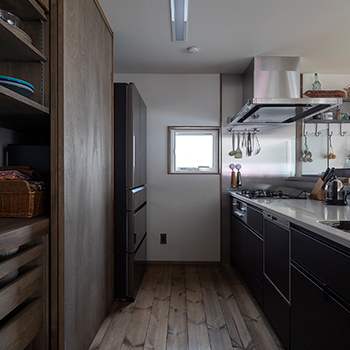 アートホーム 【mini prot Basic】｜札幌市/３LDK｜リビングの吹抜けと７連窓の開放感［タイプと間取選択・規格化住宅］の建築実例画像5