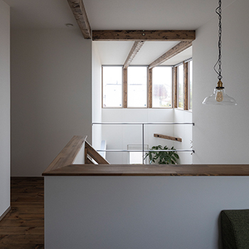 アートホーム 【mini prot Basic】｜札幌市/３LDK｜リビングの吹抜けと７連窓の開放感［タイプと間取選択・規格化住宅］の建築実例画像6