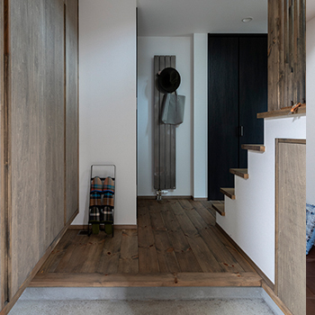 アートホーム 【mini prot Basic】｜札幌市/３LDK｜リビングの吹抜けと７連窓の開放感［タイプと間取選択・規格化住宅］の建築実例画像8