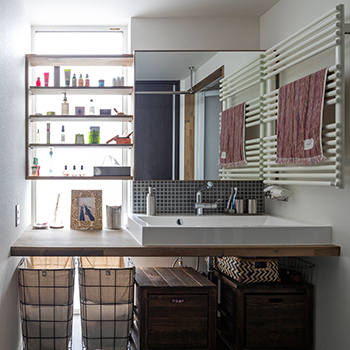 アートホーム 【mini prot Basic】｜札幌市/３LDK｜リビングの吹抜けと７連窓の開放感［タイプと間取選択・規格化住宅］の建築実例画像9