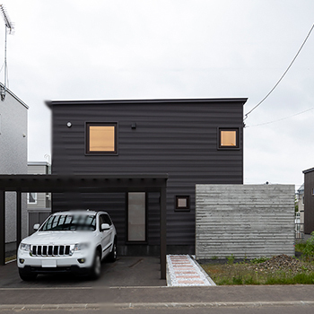 アートホーム 【mini prot Basic】｜札幌市/３LDK｜リビングの吹抜けと７連窓の開放感［タイプと間取選択・規格化住宅］の建築実例画像10