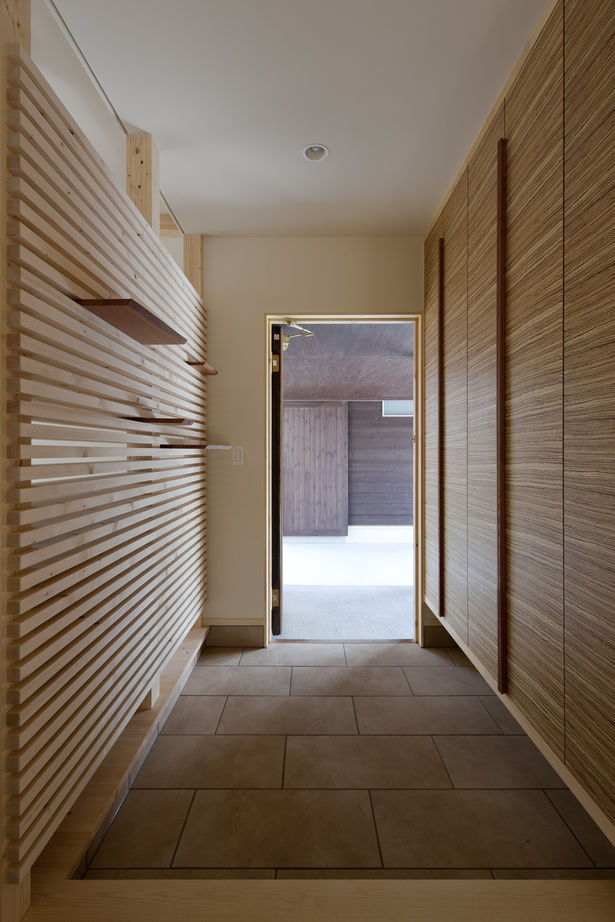 アートホーム 【A-Prot】｜3950万円/恵庭市/3LDK+家事室｜外観に調和した造作カーポートのある住まいの建築実例画像2