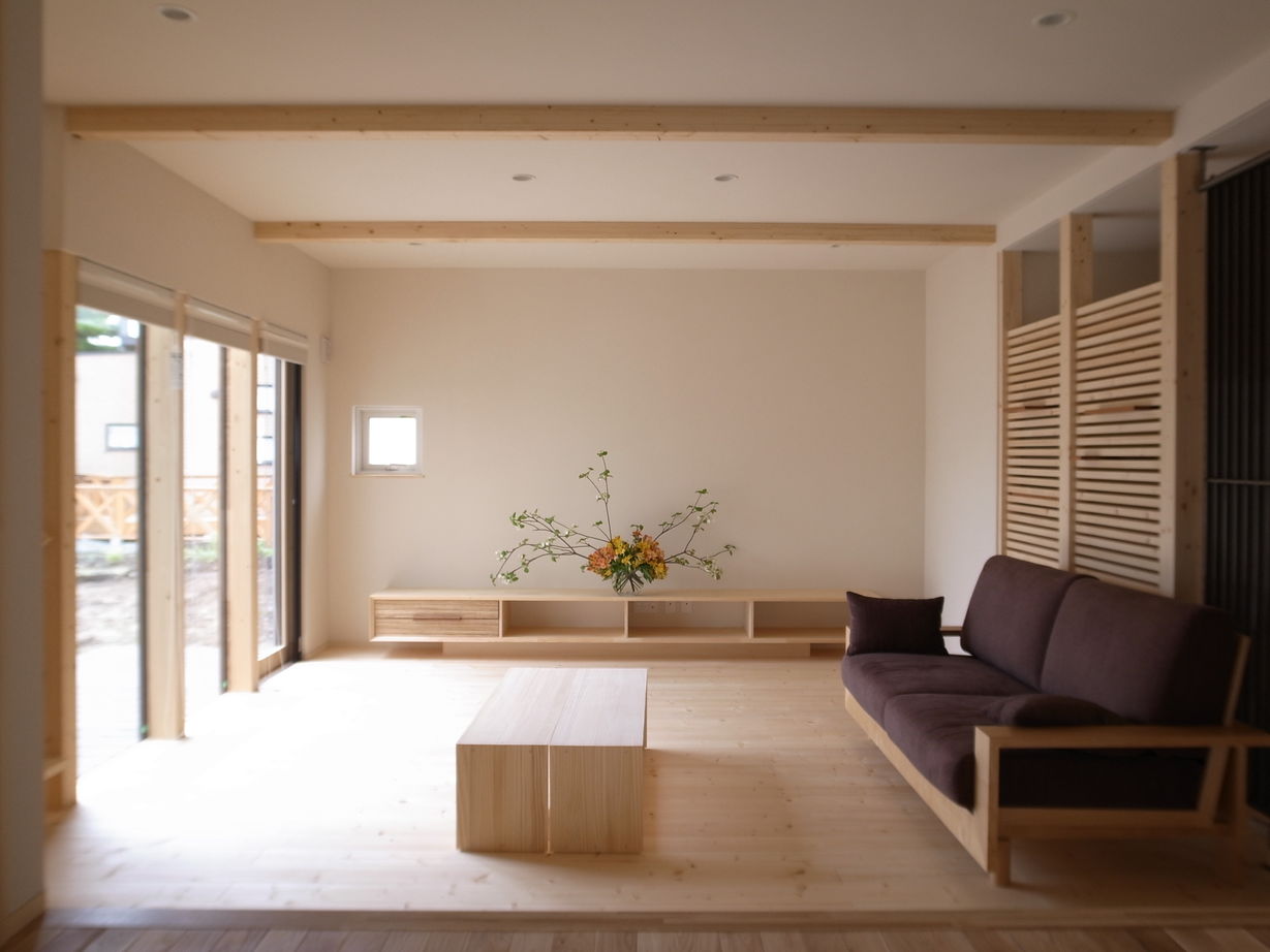 アートホーム 【A-Prot】｜3950万円/恵庭市/3LDK+家事室｜外観に調和した造作カーポートのある住まいの建築実例画像3