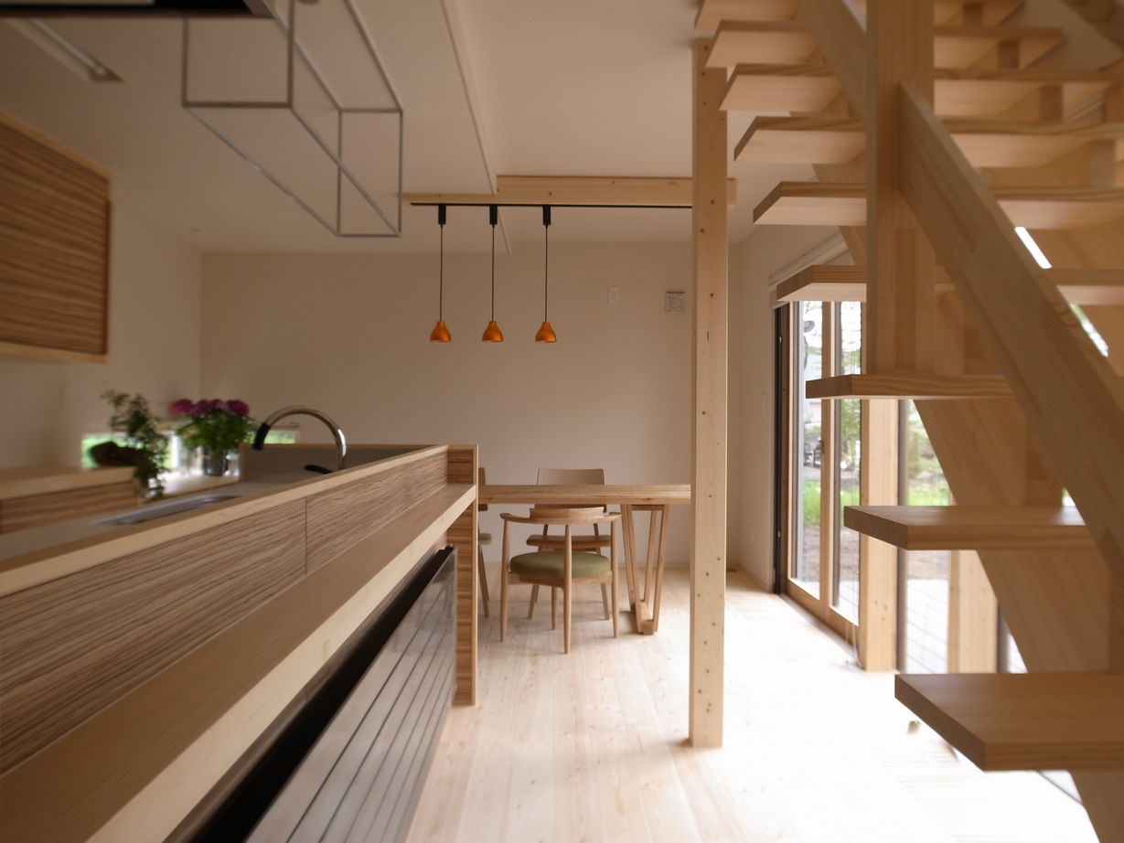 アートホーム 【A-Prot】｜3950万円/恵庭市/3LDK+家事室｜外観に調和した造作カーポートのある住まいの建築実例画像8