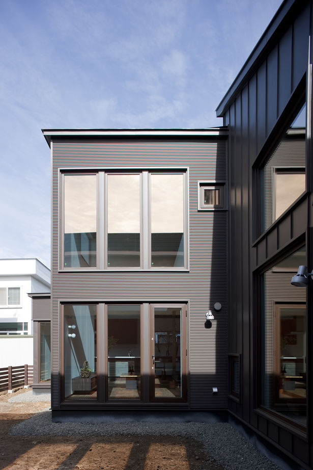 アートホーム 【A-Prot】｜千歳市/3LDK｜フリースペースからLDKが見渡せる開放的な空間構成。土間続きに外とつながる家の建築実例画像2