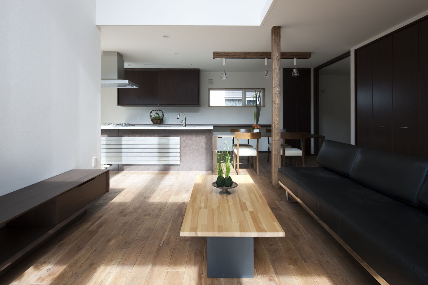 アートホーム 【A-Prot】｜千歳市/3LDK｜フリースペースからLDKが見渡せる開放的な空間構成。土間続きに外とつながる家の建築実例画像3