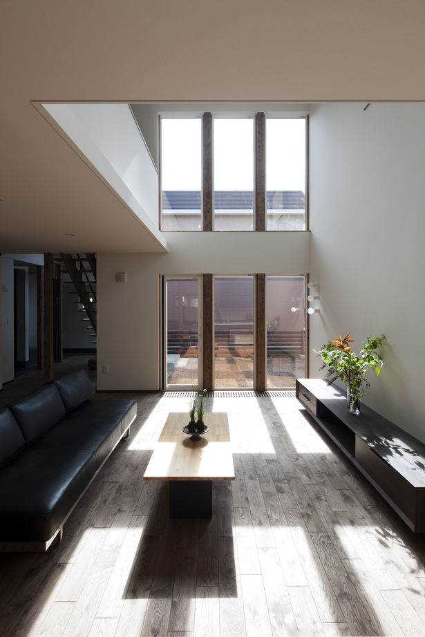 アートホーム 【A-Prot】｜千歳市/3LDK｜フリースペースからLDKが見渡せる開放的な空間構成。土間続きに外とつながる家の建築実例画像4