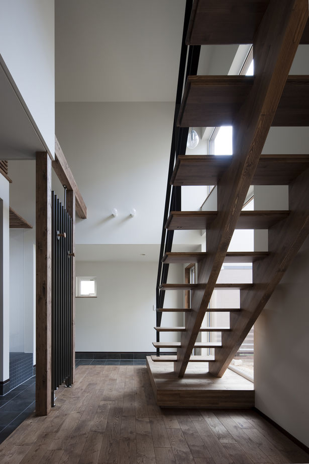 アートホーム 【A-Prot】｜千歳市/3LDK｜フリースペースからLDKが見渡せる開放的な空間構成。土間続きに外とつながる家の建築実例画像6