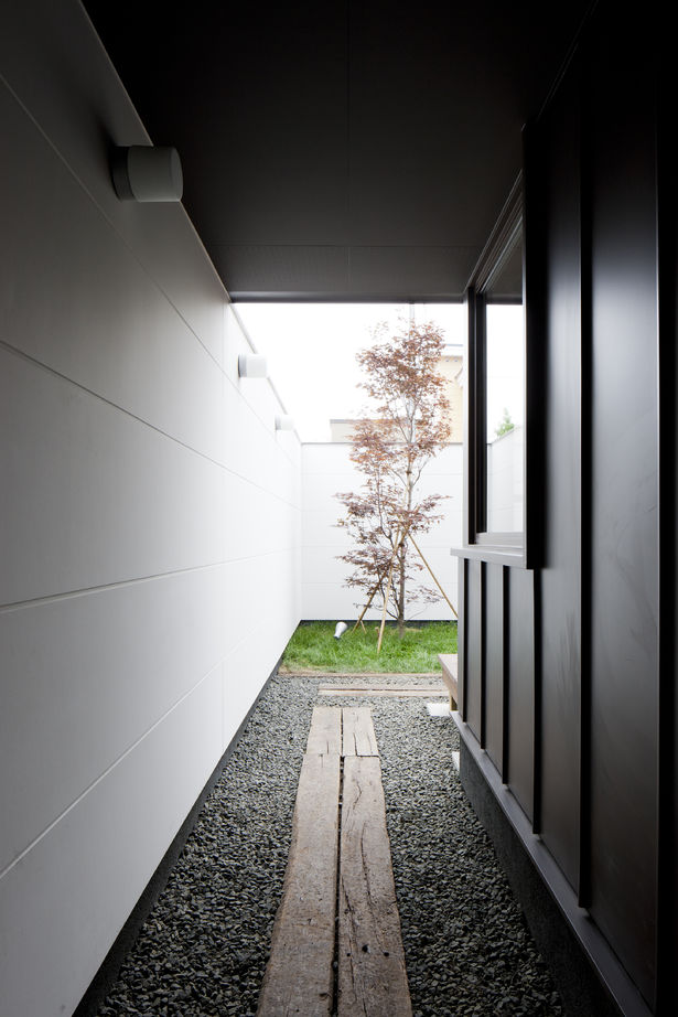 アートホーム 【A-Prot】｜岩見沢市/3LDK+アトリエ｜ビルトインガレージとインナーテラス。外構アプローチが美しい住まいの建築実例画像3