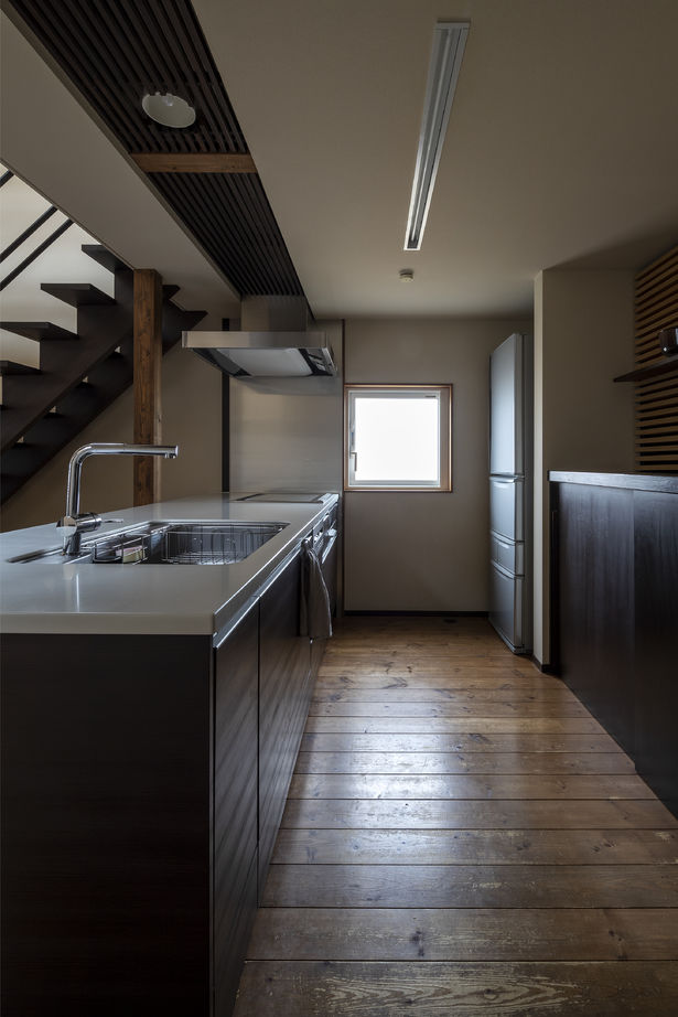 アートホーム 【A-Prot】｜岩見沢市/3LDK+アトリエ｜ビルトインガレージとインナーテラス。外構アプローチが美しい住まいの建築実例画像9