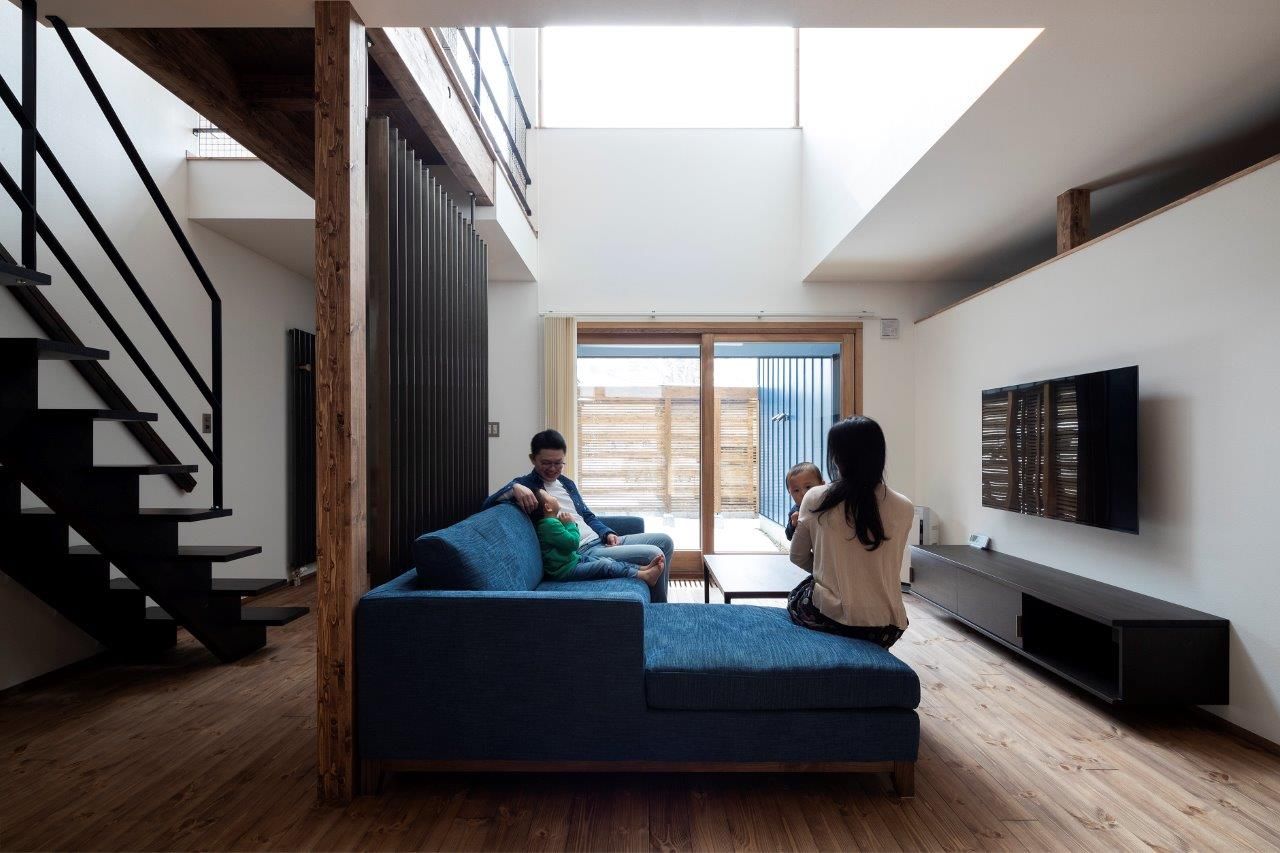 アートホーム 【A-Prot】｜札幌市/3LDK+FS｜ルーバーで囲まれた程よい距離感の中庭と建物と一体感のある造作カーポートの建築実例画像1