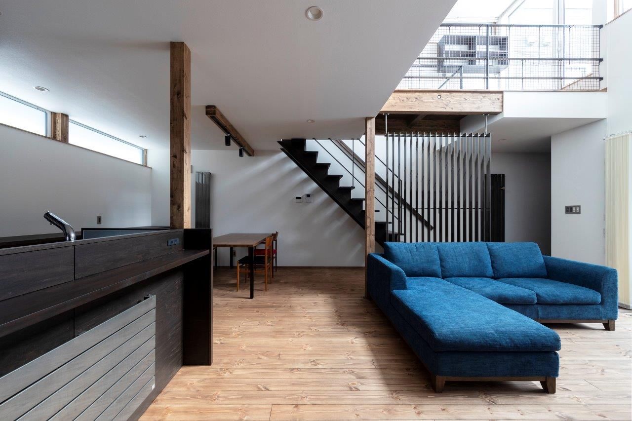 アートホーム 【A-Prot】｜札幌市/3LDK+FS｜ルーバーで囲まれた程よい距離感の中庭と建物と一体感のある造作カーポートの建築実例画像3