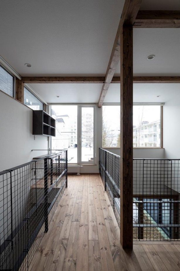 アートホーム 【A-Prot】｜札幌市/3LDK+FS｜ルーバーで囲まれた程よい距離感の中庭と建物と一体感のある造作カーポートの建築実例画像7