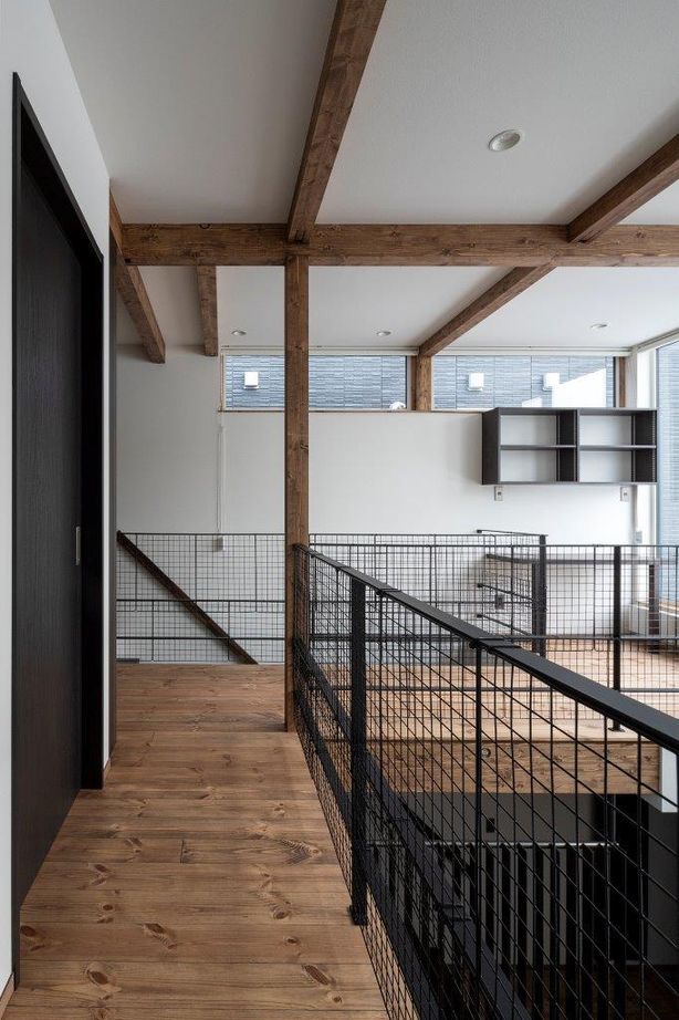 アートホーム 【A-Prot】｜札幌市/3LDK+FS｜ルーバーで囲まれた程よい距離感の中庭と建物と一体感のある造作カーポートの建築実例画像9