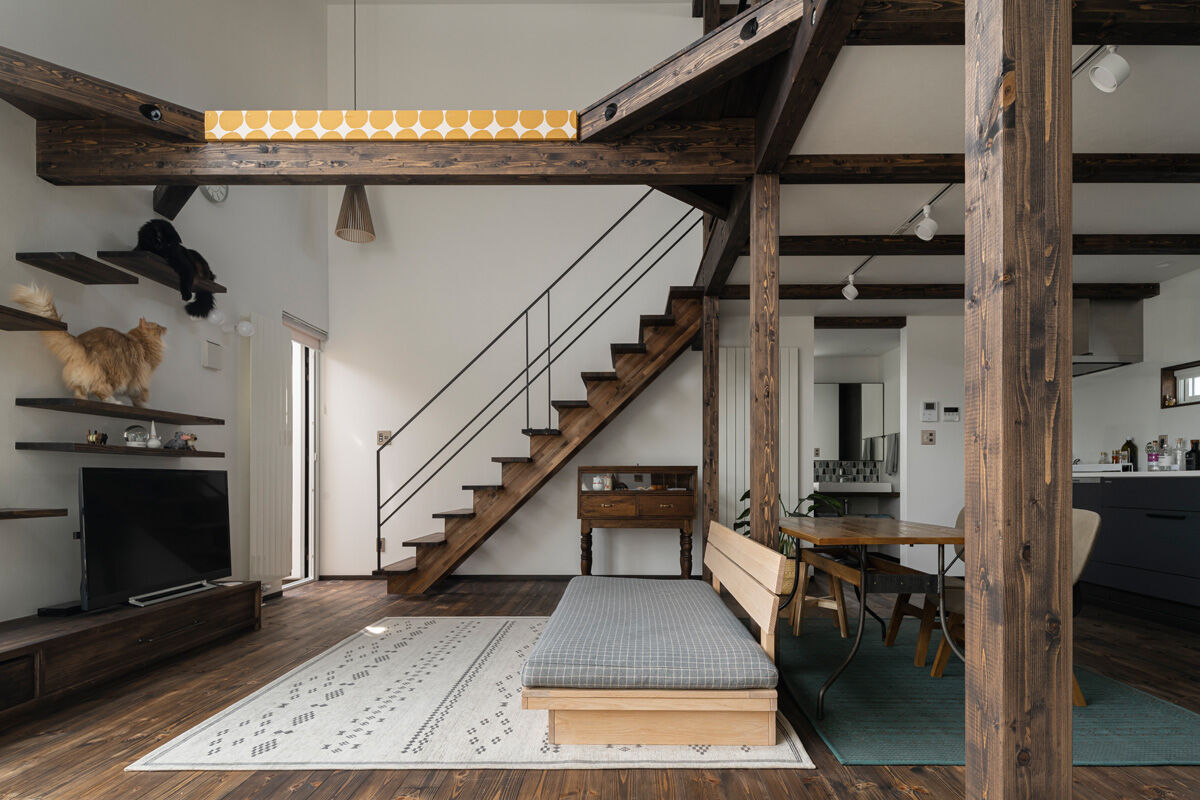 アートホーム 【A-Prot】｜千歳市/2LDK｜窓辺に薪ストーブ・キャットウォークのある、猫と暮らす家の建築実例画像2