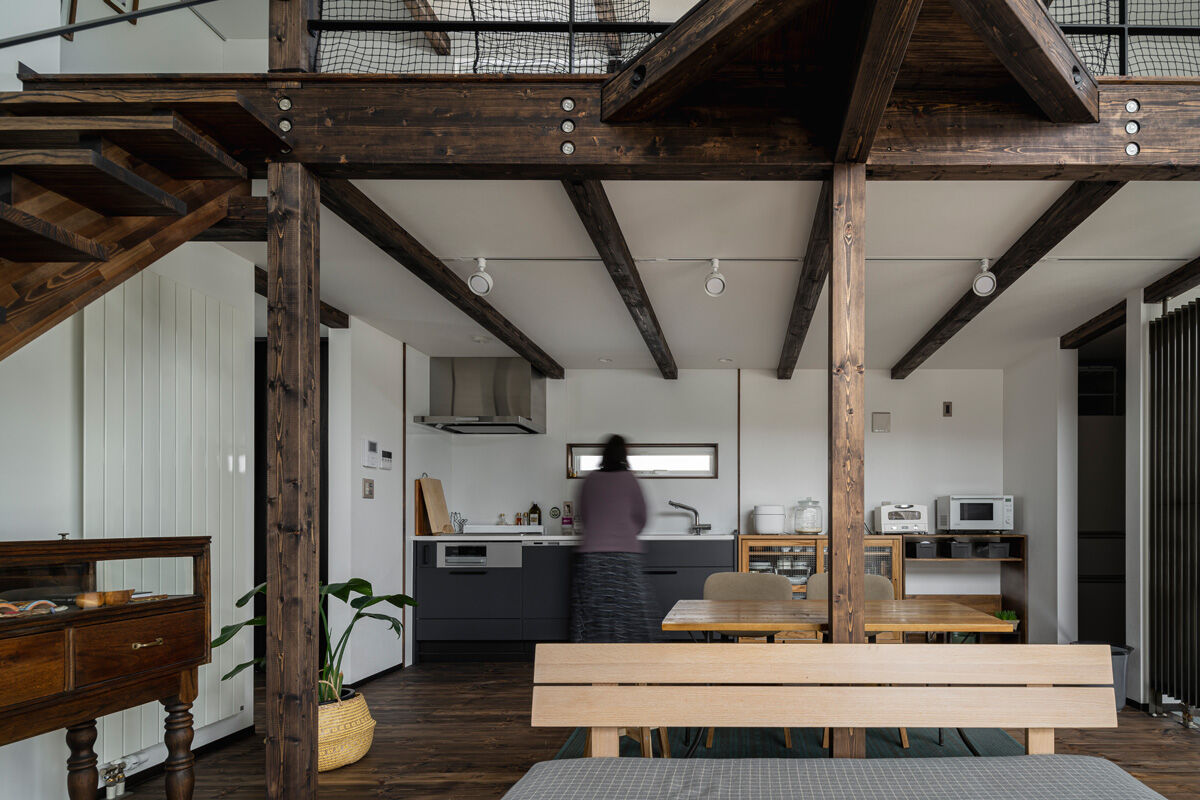 アートホーム 【A-Prot】｜千歳市/2LDK｜窓辺に薪ストーブ・キャットウォークのある、猫と暮らす家の建築実例画像4