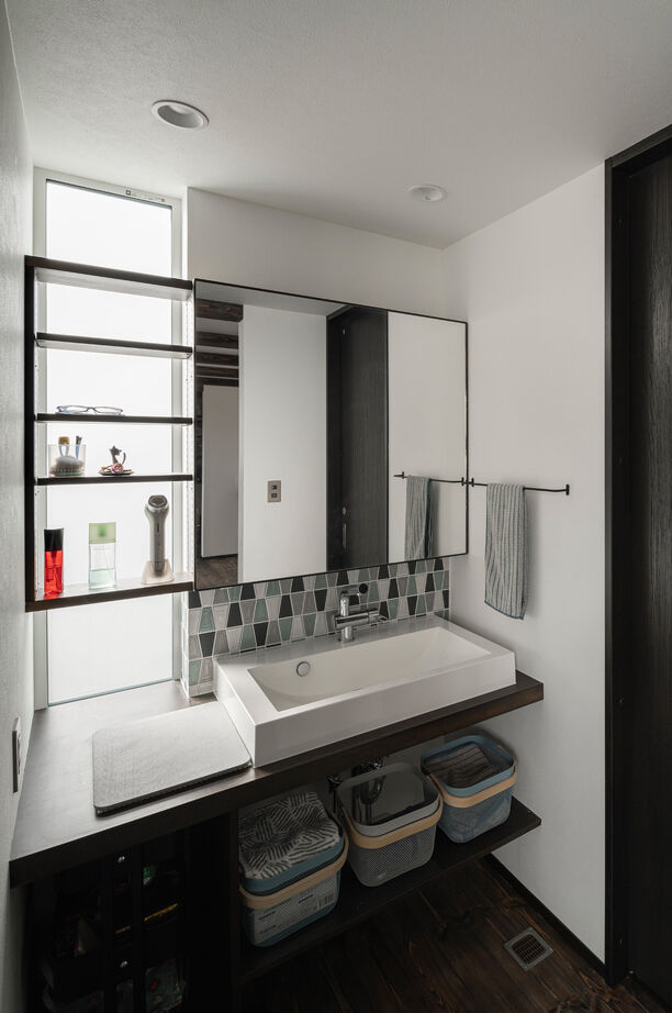 アートホーム 【A-Prot】｜千歳市/2LDK｜窓辺に薪ストーブ・キャットウォークのある、猫と暮らす家の建築実例画像5