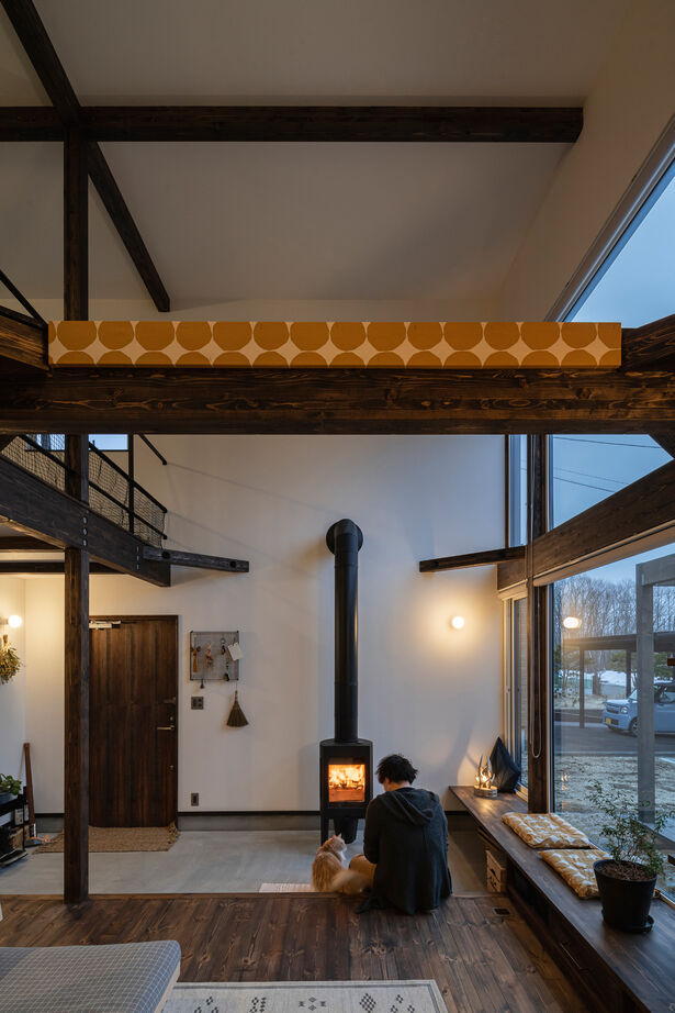 アートホーム 【A-Prot】｜千歳市/2LDK｜窓辺に薪ストーブ・キャットウォークのある、猫と暮らす家の建築実例画像10
